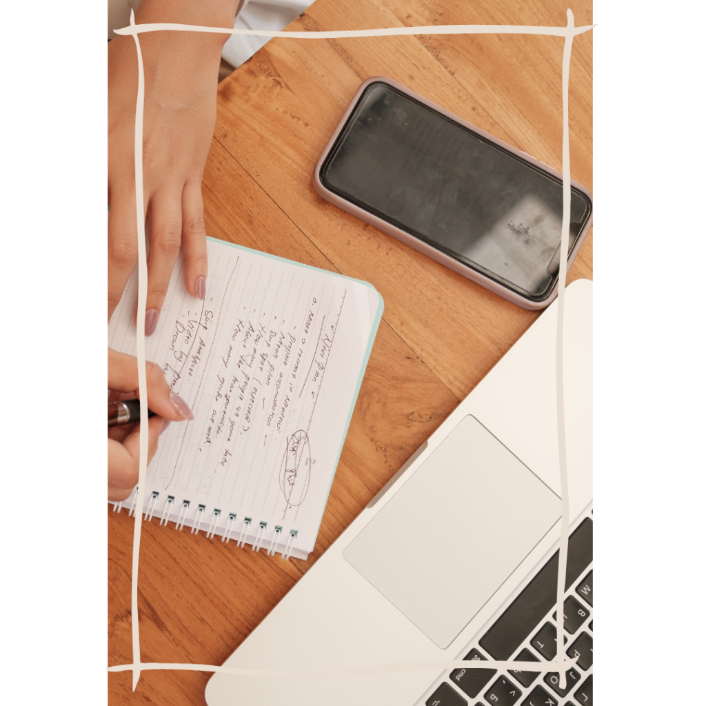 Hand schreibt To-do-Liste neben Laptop und Smartphone – Symbol für Organisation im digitalen Backoffice. Content Design & Virtuelle Assistenz und Digitales Backoffice Management by Andrea Mützel.