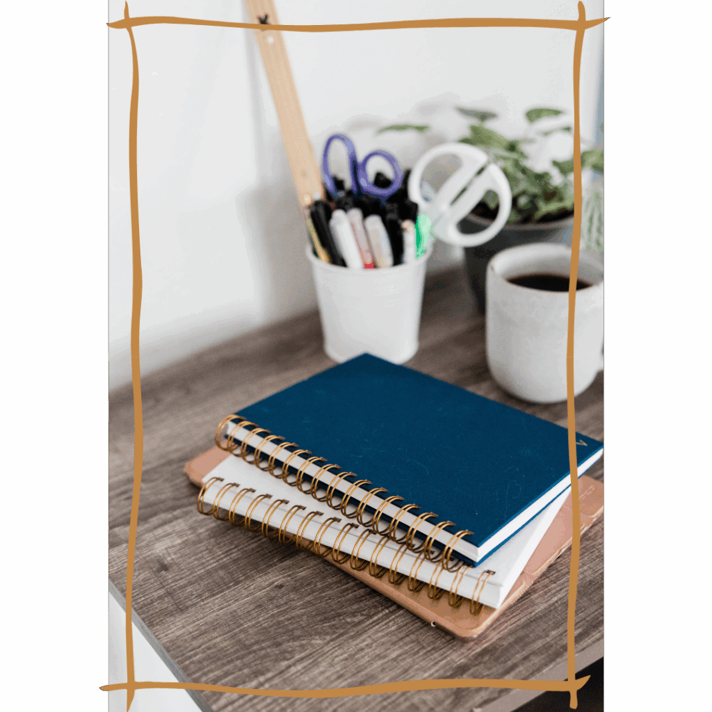 Notizbücher, Stifte und Kaffeetasse auf einem Schreibtisch – kreative Arbeitsumgebung im Marketingstudio für Content Design