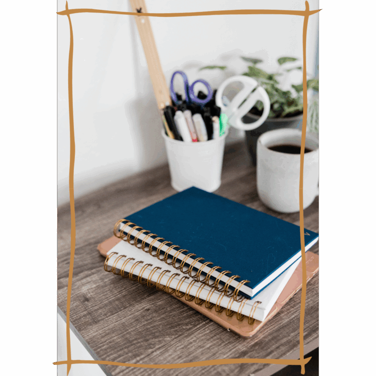 Notizbücher, Stifte und Kaffeetasse auf einem Schreibtisch – kreative Arbeitsumgebung im Marketingstudio für Content Design