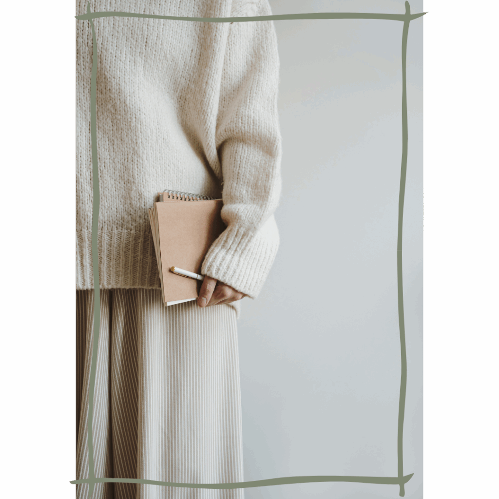 Person in beigem Strickpulli mit Notizbuch und Stift – minimalistischer kreativer Stil. Content Design mit Stil aus dem KreativWerk by Andrea Mützel