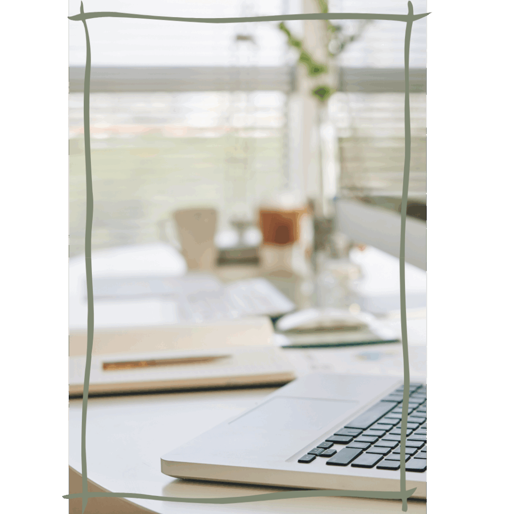Heller Schreibtisch mit Laptop, Notizbuch und Kaffeetasse – Symbol für digitales Backoffice und virtuelle Assistenz“