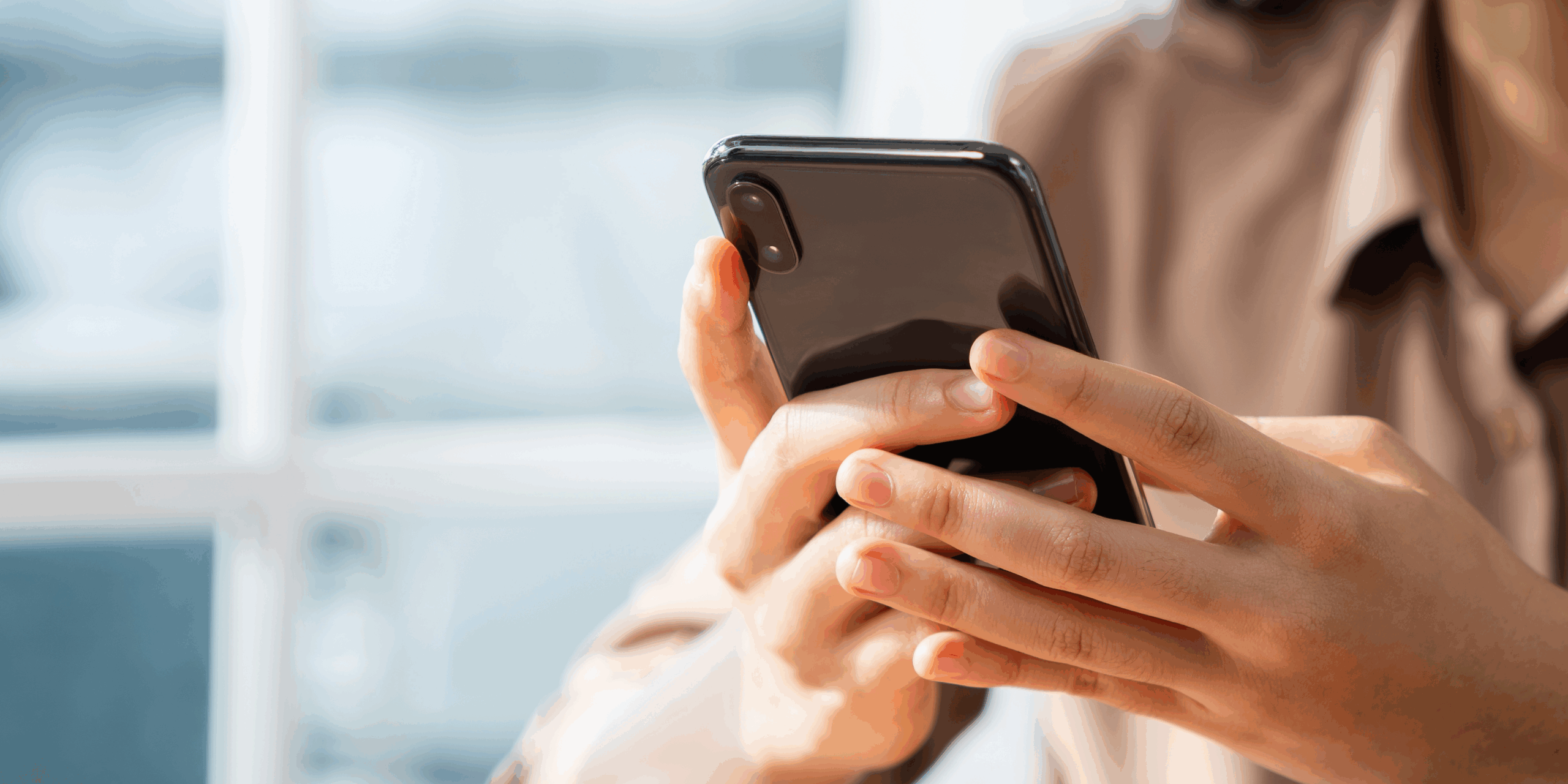 Smartphone in der Hand für Social Media Management und Content Design